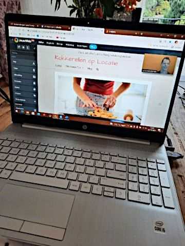 tevreden ondernemer tijdens een Zoomsessie met Iwan Koenderman over haar website