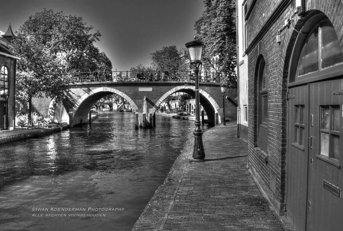 HDR-foto van de Oude Gracht bij Onder Ledig Erf, Utrecht, zwart-wit, met dramatisch licht en halo’s rond de bomen