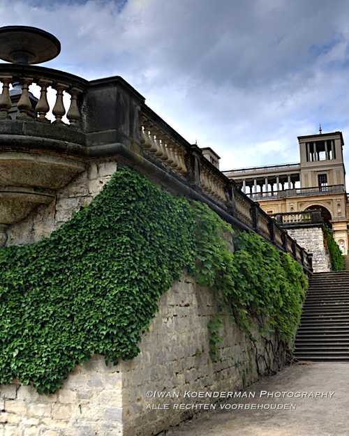 Crop van de Orangerie in Parc Sanssouci, Potsdam – de trap leidt je blik omhoog.
