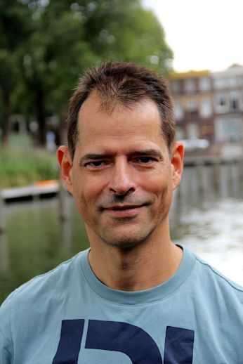 Portret van Iwan Koenderman bij de Oudegracht in Utrecht met een blauw G‑Star T‑shirt