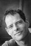 Zwart-wit foto van Iwan Koenderman, social media coach en content creator