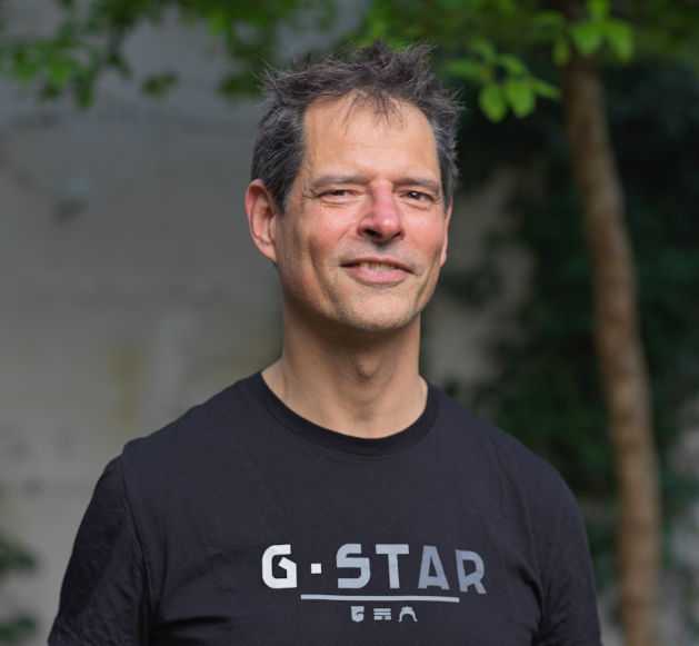 Portret van Iwan Koenderman – content creator en ghostwriter die ondernemers helpt met authentieke zichtbaarheid